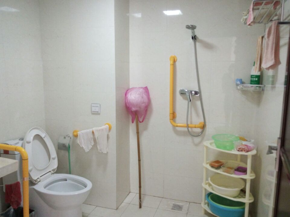 敬老院的房间内独立卫生间