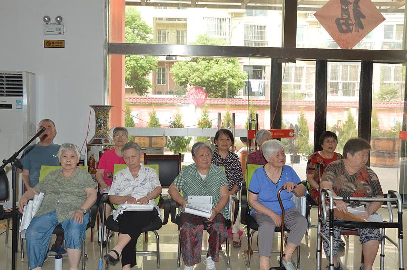 中秋佳节敬老院老人共庆团圆